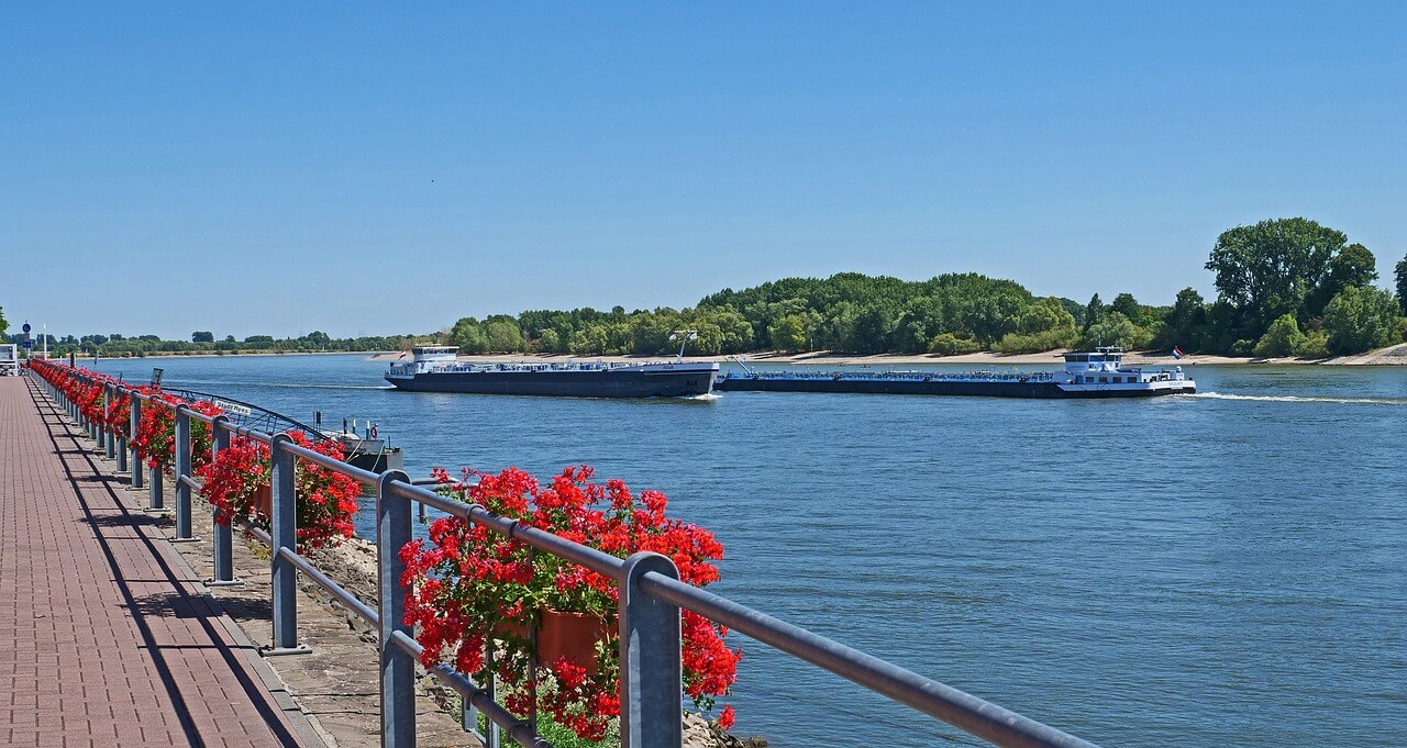 Hitze am Rhein © https://pixabay.com/photos/niederrhein-rhine-promenade-3561238/
