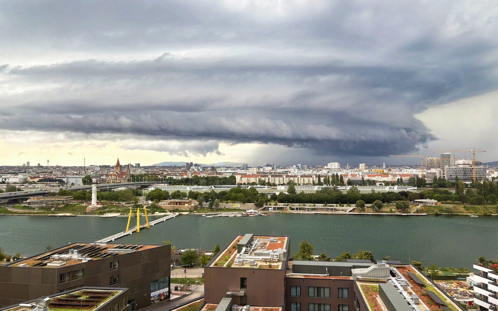 Gewitter mit beeindruckenden Strukturen über Wien am 24.07.2025. Blick aus dem UWZ-Büro. © I. Winterer