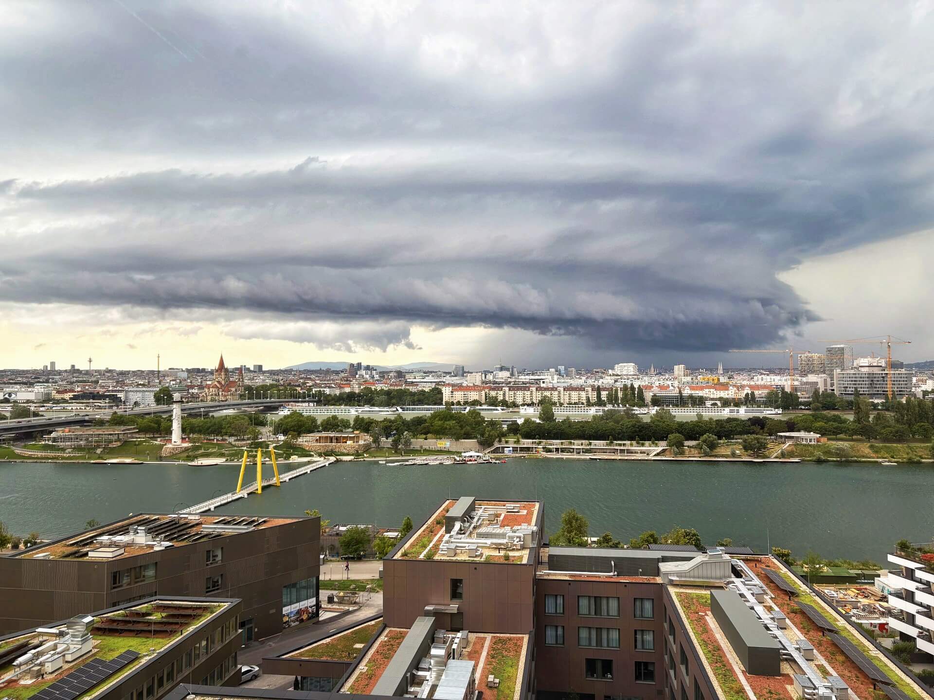 Gewitter mit beeindruckenden Strukturen über Wien am 24.07.2025. Blick aus dem UWZ-Büro. © I. Winterer
