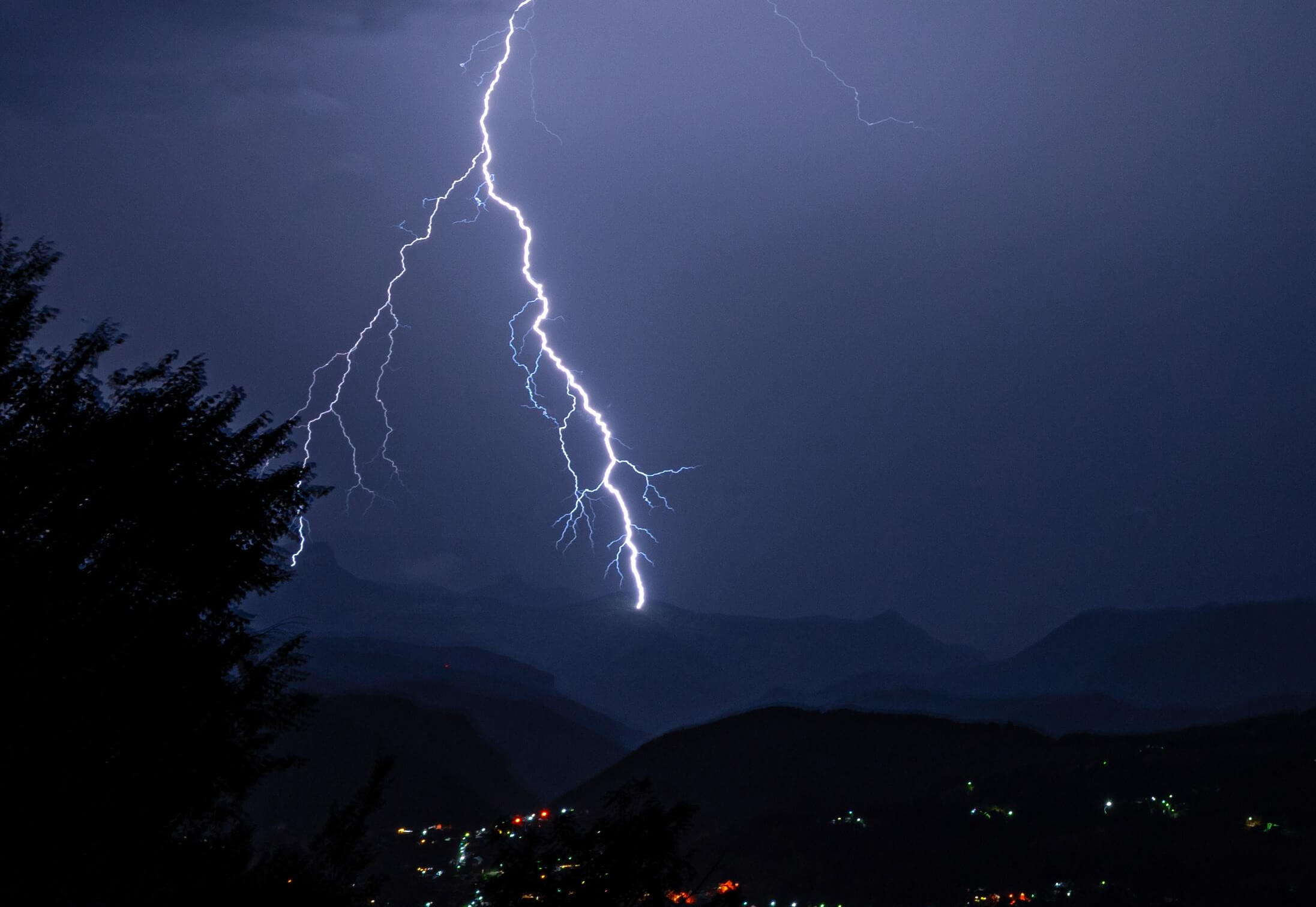 Ein Blitzeinschlag © Unwetterfreaks