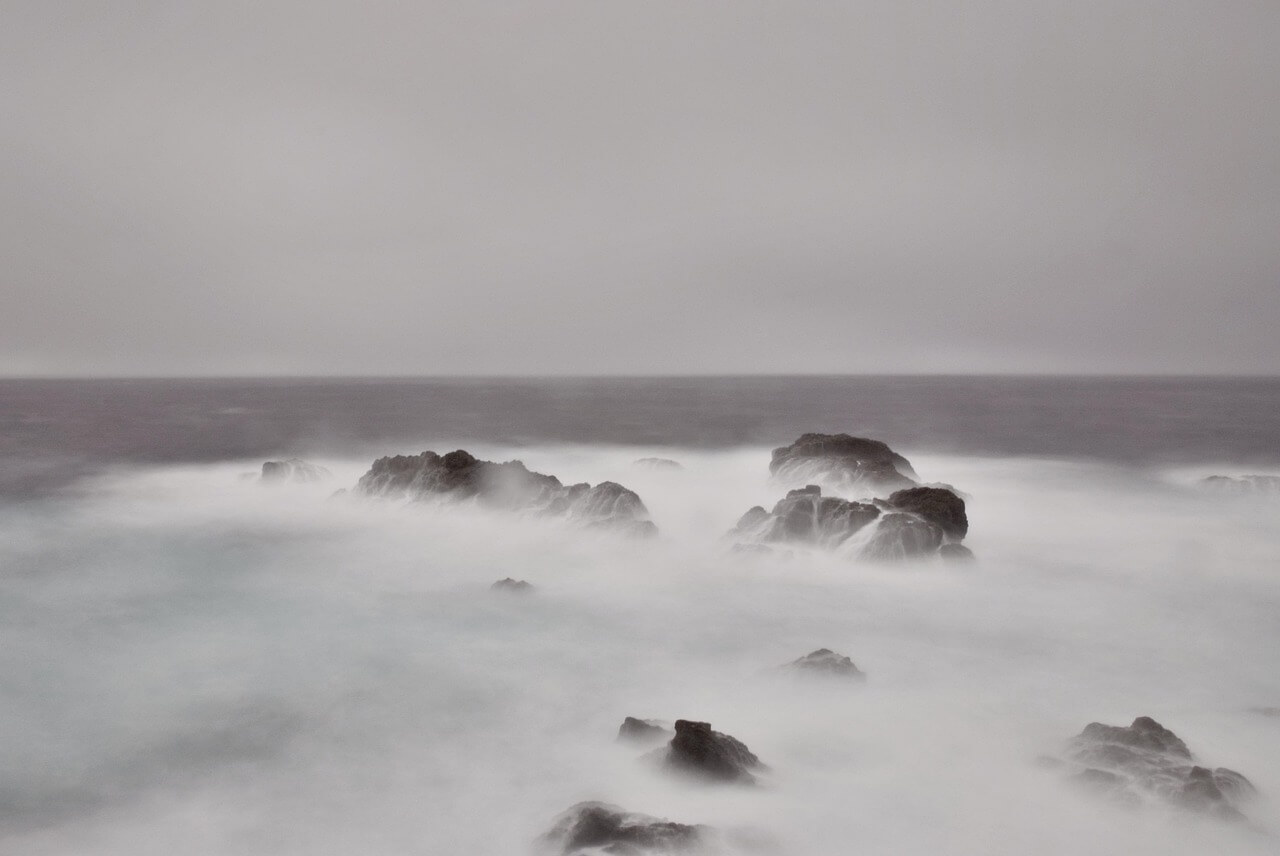 © https://pixabay.com/photos/sea-rockyshore-rough-sea-2545078/