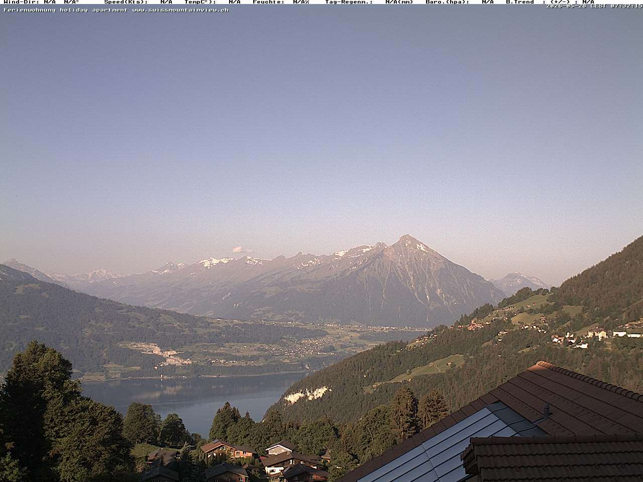 Blickrichtung Thunersee, Kandertal, Niesen (2.362 m ü. M.), rechts noch Teile des Dorfes Beatenberg ©swissmountainview.ch
