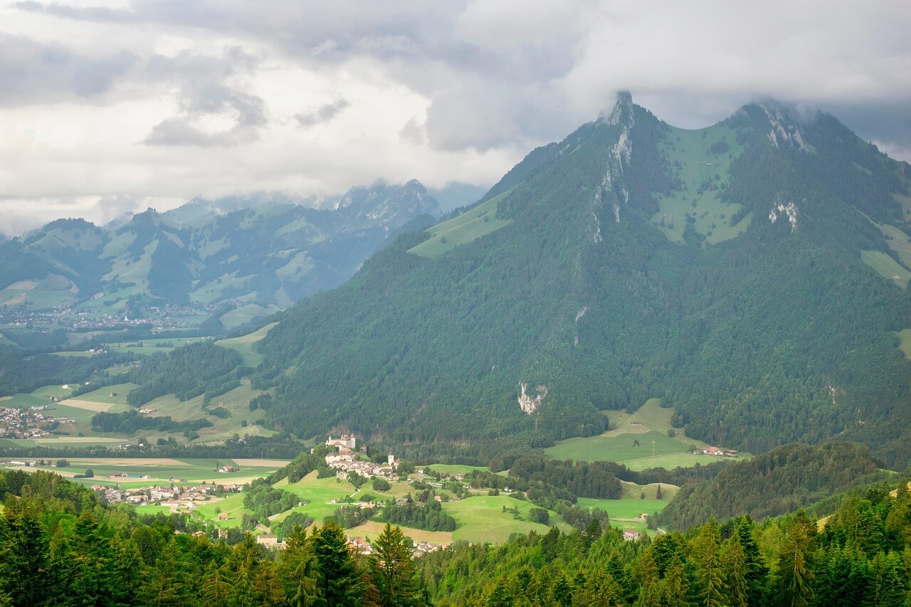 Wolkenverhangene Schweizer Bergwelt – pixabay.com
