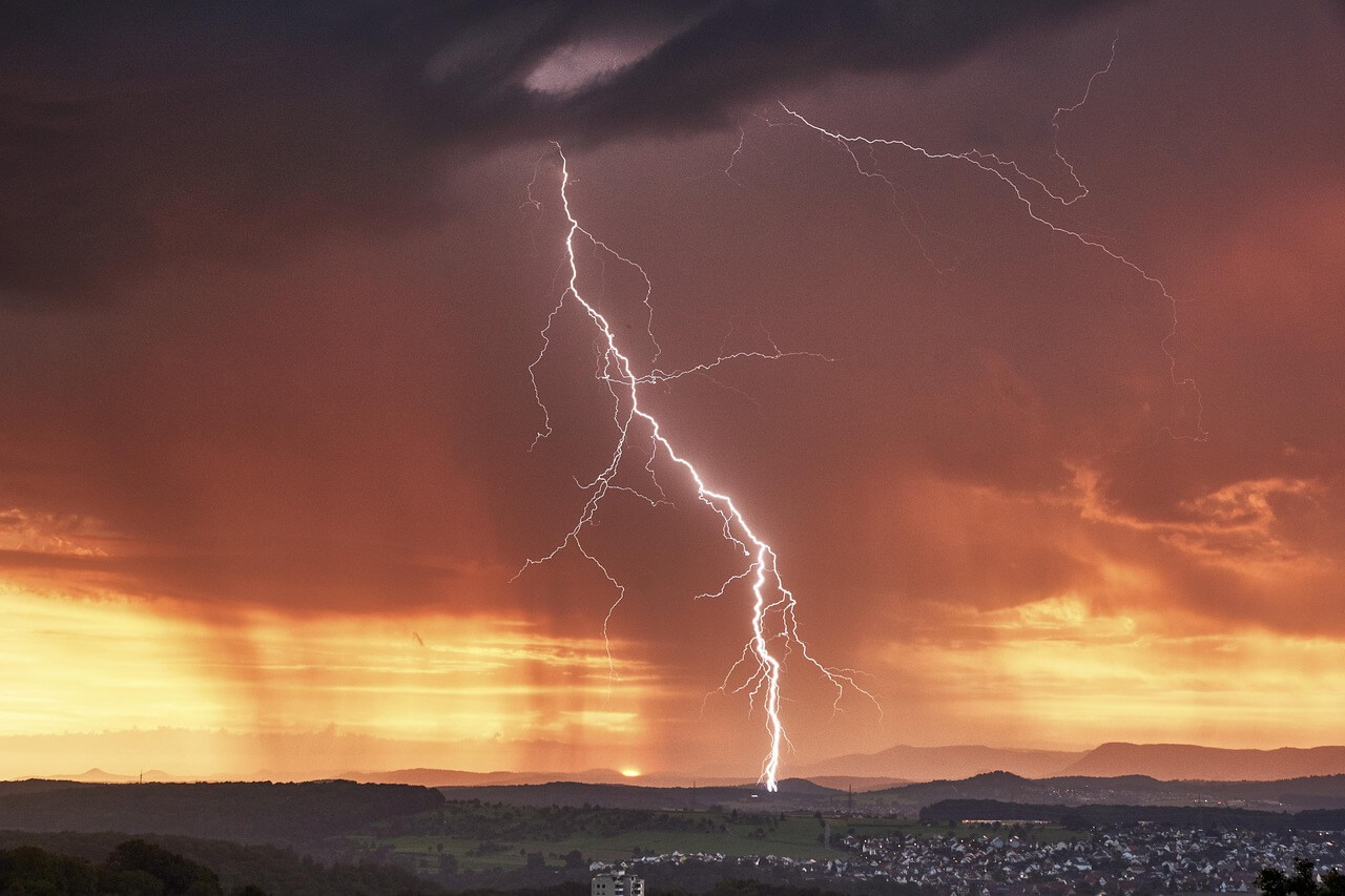 Blitzschlag in der Abendsonne - pixabay.com