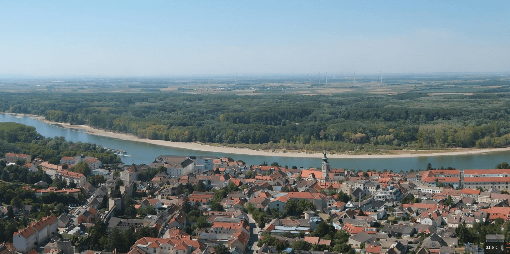 Rekordverdächtiges Niederwasser an der Donau bei Hainburg (NÖ) - https://schlossberghainburg.panomax.com/