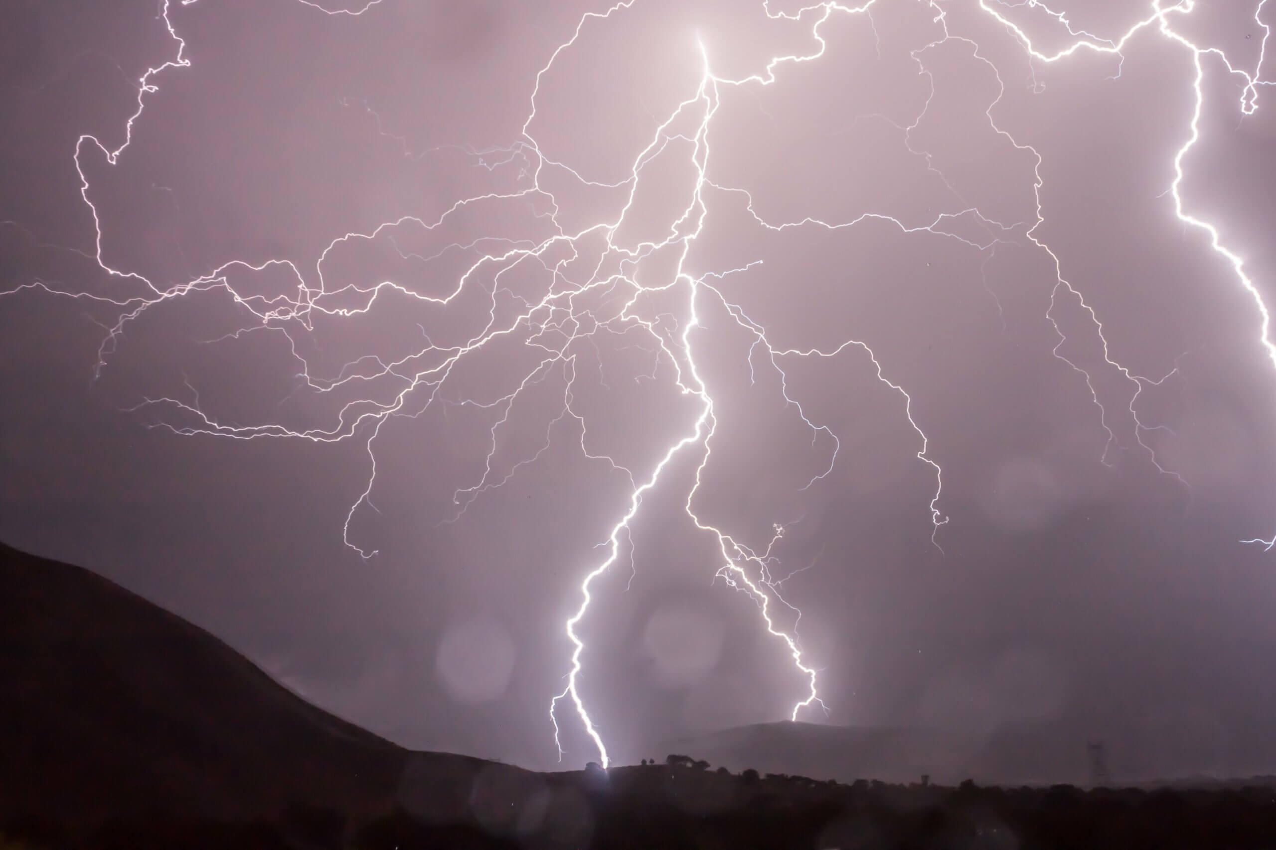 Ein Blitz bei einem Gewitter. @piaxabay.com
